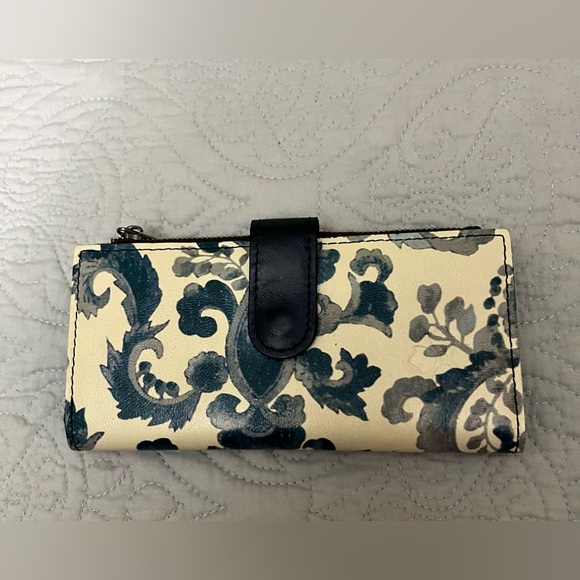 PATRICIA NASH NAZARI Blue & Cream Paisley Print leather wallet NWOT - Picture 3 of 5